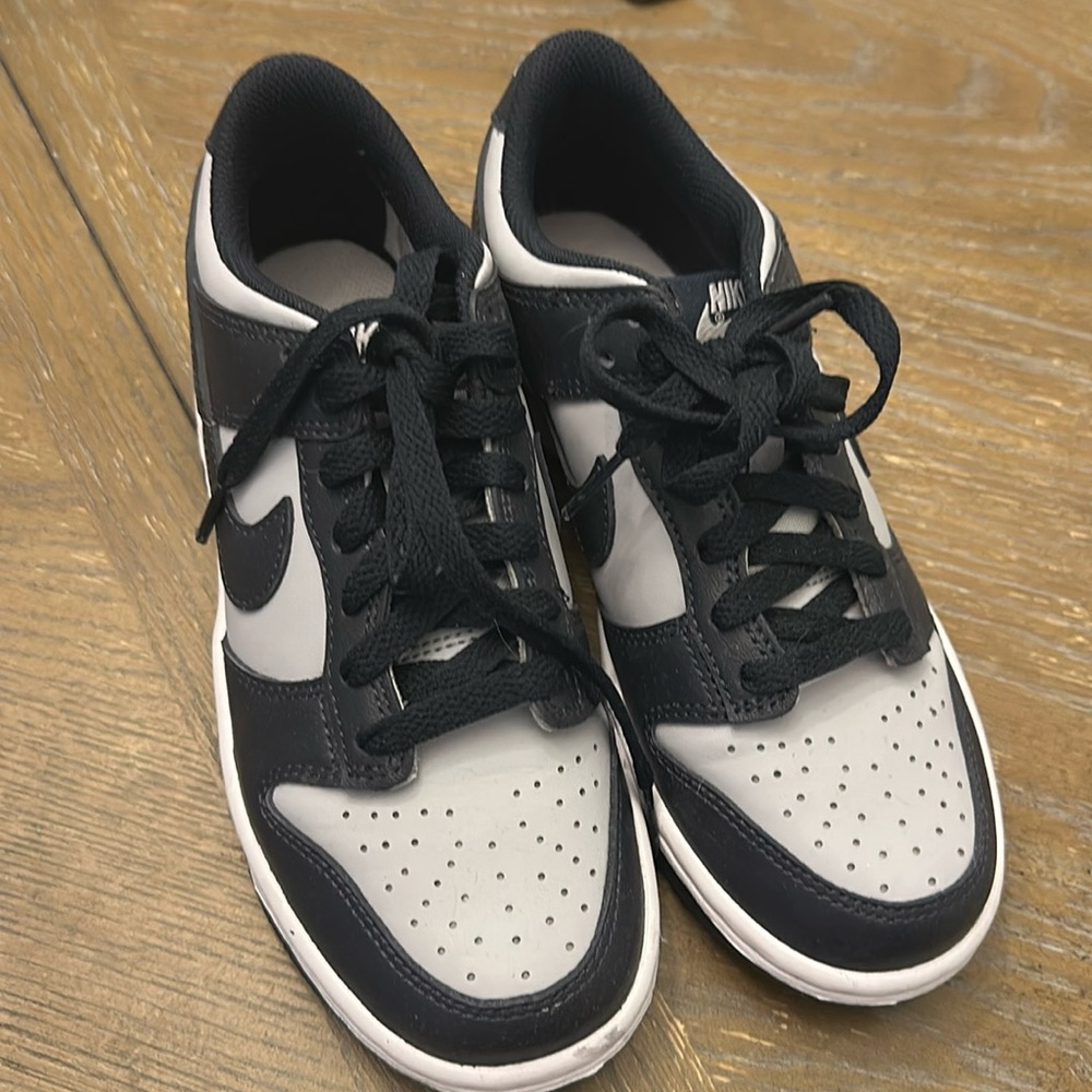 Nike dunk low, big kids shoes size 4Y